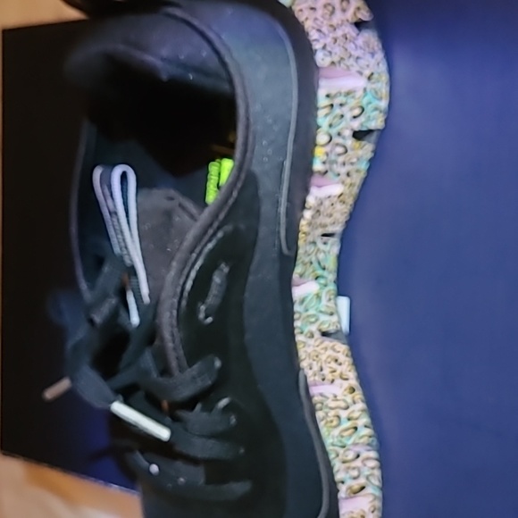 Sneakers - Picture 5 of 6